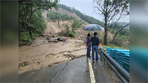 快新聞/連日豪雨釀災!新北雙溪北38線道路基流失 管制人車通行