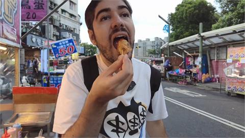 土耳其男吃夜市1美食　笑喊：有台灣的感覺