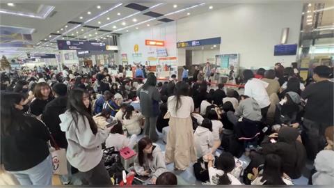 ＡＡＡ超強卡司抵高雄！　粉絲擠爆入境大廳釀「大門脫軌」