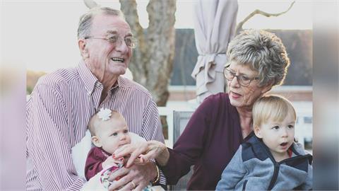 長白頭髮不是代表老了?日本最新研究曝:毛囊變白可能是「自我防癌」機制