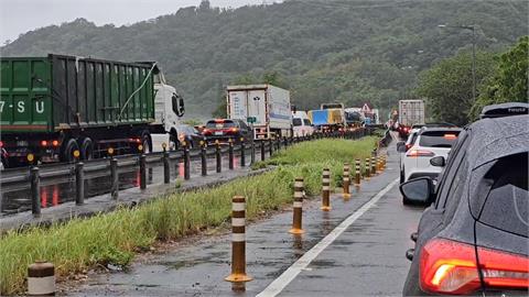 台62、台61大車翻覆 1駕駛亡2人無大礙