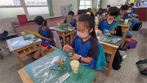 地墊廢材獲新生變「假食材」　學生練習包粽子不斷「露餡」