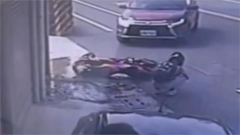 沒看路！　彰化轎車突轉害機車追撞　台中騎士起步遭撞噴飛