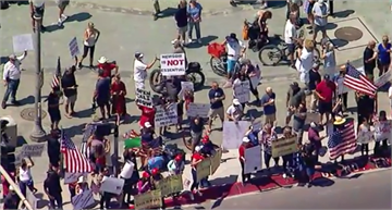 數千民眾群聚　抗議加州州長防疫關海灘