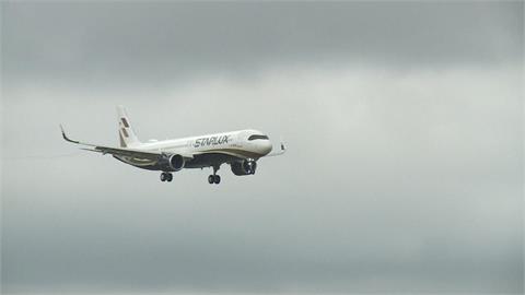 機上鬧事又一樁！　踢椅背爆口角乘客錄影遭威脅