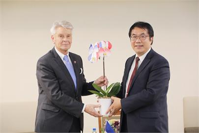 法參議院副議長李察訪台南　黃偉哲特贈法國國旗蘭花「象徵2國友誼」