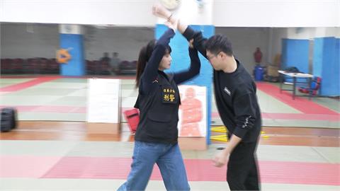 波麗士明星臉！美女警激似張鈞甯、暖警撞臉蔣萬安　真面目曝光