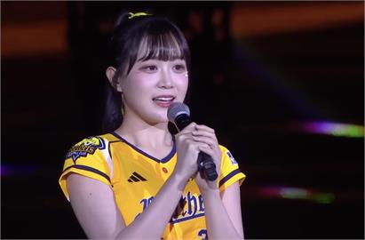 中職(影)／中信兄弟把大巨蛋變KTV包廂！邊荷律唱「這首」中文歌逼哭隊友