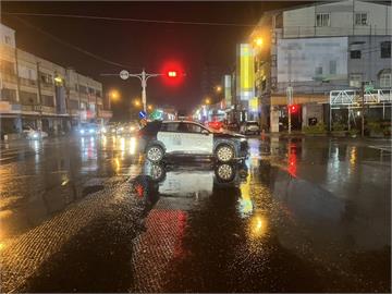宜蘭警車疑執勤闖紅燈　撞上直行轎車幸無人傷