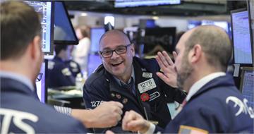 Fed放鴿！12月降息機率升　美股全面收漲、台積電ADR反跌