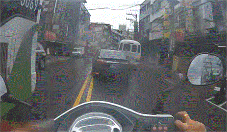 快新聞／新北泰山小客車拒檢還「蛇行逆向撞機車」逃逸　警追捕畫面曝光