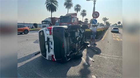 快新聞／高雄驚險車禍！小客車翻覆濃煙四起　3駕駛輕傷無礙