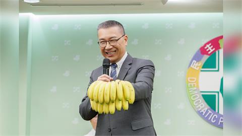 快新聞／「蕉」傲台灣！民進黨發起認購挺農民　徐國勇私房「選蕉秘訣」大公開