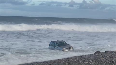 瑪娃逼近！花蓮民眾撿漂流木　車受困海灘「整輛翻覆泡水」