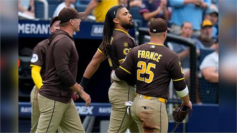 MLB(影)／短打安打被沒收！小大帝士怒摔護具遭驅逐　教士教頭也被趕出場