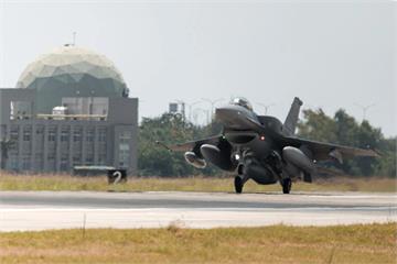 這一刻等待7年　2架全新F-16V Block 70降落台東志航基地
