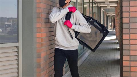 他遇外送員「情勒60元小費」!「給VS.不給」結局曝光掀2派網友論戰