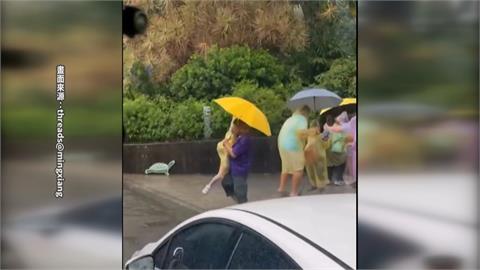 戶外教學回程遇大雨　補習班老師接力抱孩子上車
