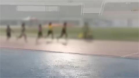 跑道變水道　雲林縣運動會大雨中比賽　網友：心疼小選手