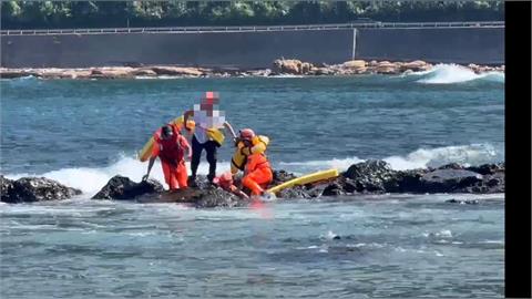 驚險瞬間！萬里核二進水口「釣客遭惡浪吞噬」 海巡勇消肉身搏浪搶命