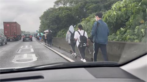 快新聞／國道驚見「30名學生排隊」淋雨走路肩　警方回應了