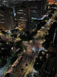 快新聞／10萬人包圍立院抗議　誠品書店發文〈在青島東〉字句引共鳴