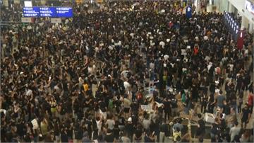 上萬港民要求「黑警還眼」不撤出機場！香港今日航班全取消
