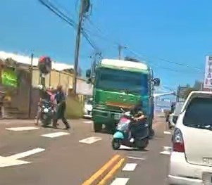 火爆！疑被逼車騎士按喇叭　大貨車駕駛不滿下車痛毆