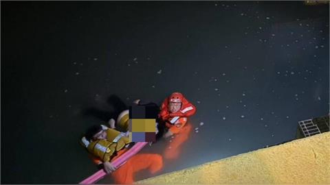 女子凌晨竹圍漁港落海「呈現1動作」！海巡神眼監控「1分鐘神速救人」