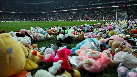 土耳其足球場下「玩偶雨」鼓舞強震受難兒童　球迷憤恨怒吼：政府下台