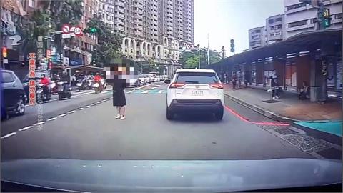 不要命! 男子喝醉"路中攔車" 駕駛猛按喇叭急閃避