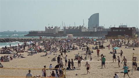 後疫情時代迎大批遊客 巴塞隆納沙灘將祭禁菸令