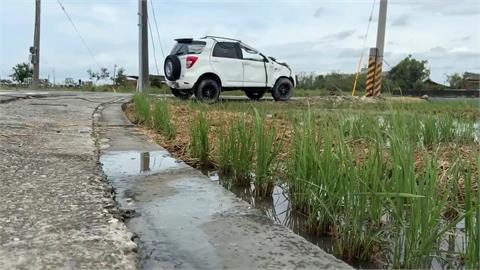 丹娜絲橫掃南台灣！　嘉義巡田車遭吹落田翻覆　台南椰子樹壓車釀2死