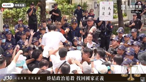 快新聞／黃國昌衝了！第三波衝突爆發　多人翻越柵欄遭「保護」帶開