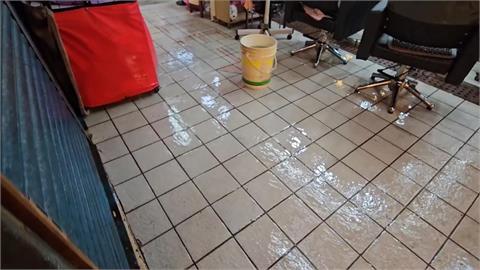 基隆仁愛市場冷氣設備才更新　市場內卻漏水宛如下大雨