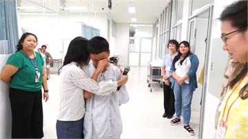 泰國足球小將出院 和醫護道別掩面流淚