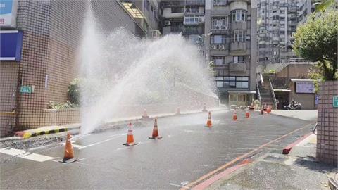 基隆社區路口"水柱狂噴" 廠商挖破管害1249戶一度停水