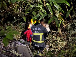 恐怖情人　懷疑前男友毒狗40歲女縱火燒工寮被撞下山坡