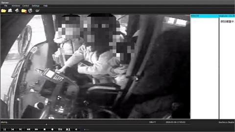 桃園客運司機邊開車邊滑手機　班次客滿　乘客嚇壞