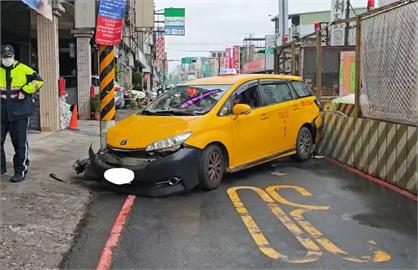 皆身體不適！桃園20連2起自撞　公車撞民宅、小黃撞電桿