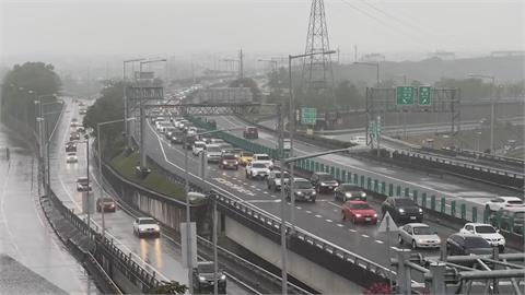 連假第2天國5湧北上車潮　雪隧回堵5公里恐塞到深夜