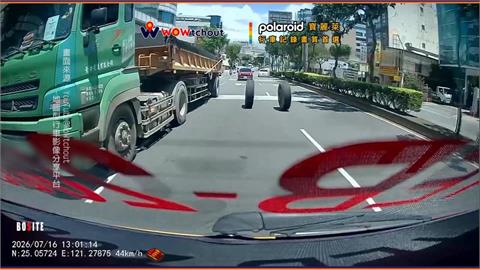 拍特技片？砂石車「雙輪」脫落活蹦亂跳　撞上計程車與工廠鐵門