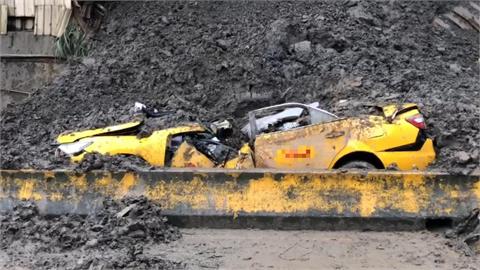桃園迴龍砂石場坍塌壓扁路過計程車　司機當場死亡