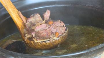 台灣培育憨吉牛美味土窯羊肉爐！戴防毒面具做出的美味 悶燒72小時土窯羊肉爐