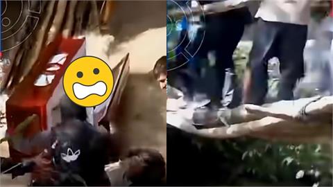 木橋「瞬間斷裂」送葬隊伍多人落水！棺木被沖開「遺體漂出」眾人急撈畫面曝光