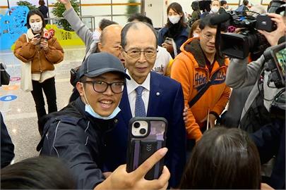 快新聞／世界「全壘打王」王貞治到台灣了！驚訝這麼多球迷來接機