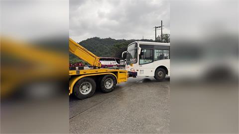 基隆公車突竄黑煙乘客嚇逃　外送員路過協助司機滅火