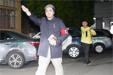扯爆！罷免李坤城領銜人宋建樑應訊　竟戴納粹臂章、比納粹手勢