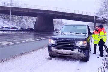 四年最大暴雪 英格蘭威爾斯陸空交通亂
