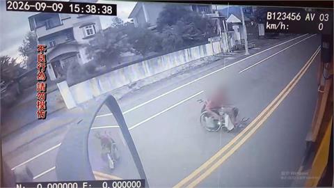 輪椅男突跨雙黃線衝對向　後車急煞閃過　警追查違規動機